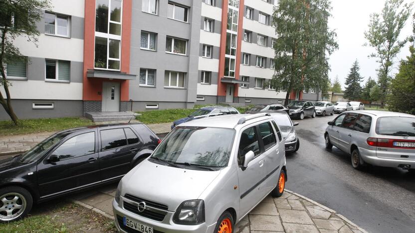 Panevėžio gatvės 7-ojo daugiabučio namo gyventojams jau anksčiau tekdavo sukti galvas, kur palikti automobilius, o, atsiradus naujų apribojimų, ši problema tapo dar stipresne galvasope.