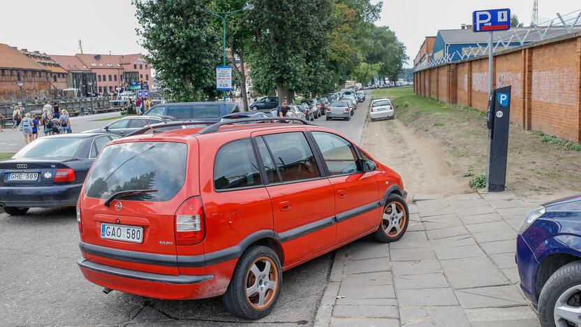 Pažeidėjai: įvažiuodami į Šiaurės ragą, Senosios Smiltynės perkėlos link, vairuotojai įžūliai išvažinėjo žaliąją veją, padarydami dar vieną – nelegalią eismo juostą.