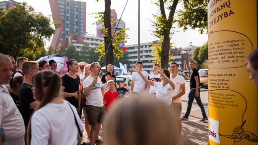 Populiaru: prie Klaipėdos valstybinio muzikinio teatro įgyvendinta lauko reklamos kampanija patraukė daugybės praeivių dėmesį.