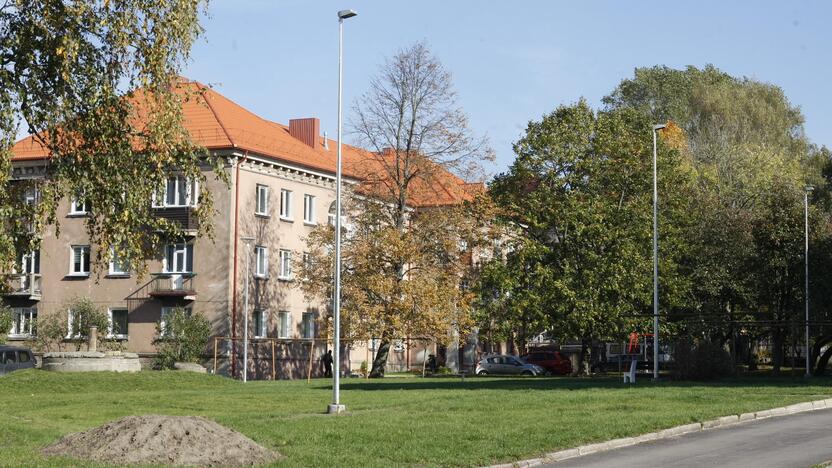 Laukimas: Žvejybos uosto rajono daugiabučių kiemuose lig šiol nebuvo šviestuvų, todėl, gyventojų teigimu, nauji apšvietimo stulpai kiemuose labai reikalingi.