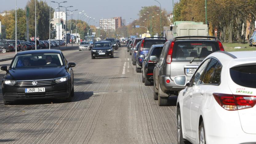 Nuostaba: klaipėdiečiai piktinosi, kad gražiu oru išgramdytame Taikos prospekte kelininkų nesimatė, kasdien susidarydavo spūstys