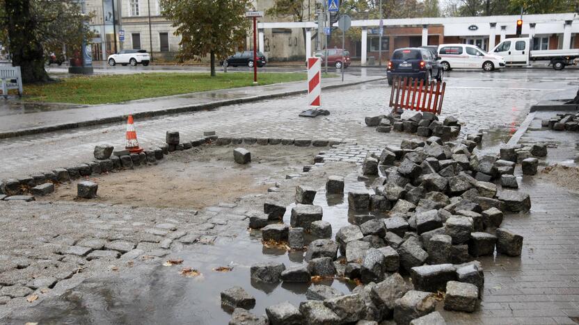 Ypatybės: akmenimis grįstose gatvėse atsiradusius nelygumus tvarkyti nėra paprasta.