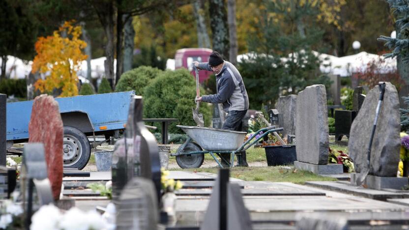 Darbai: Lėbartų kapinėse remontuojami dar sovietmečiu tiesti kapinių takai.