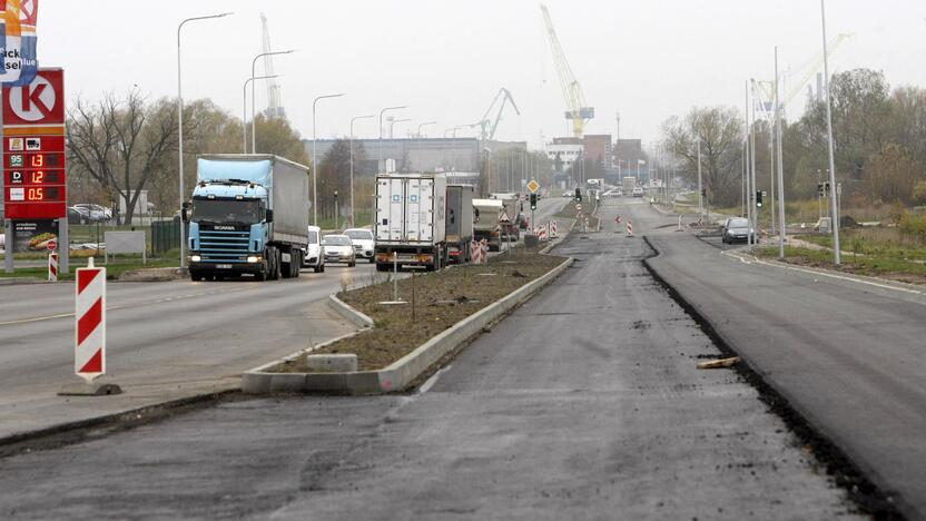 Eismas: šiuo metu automobiliams leidžiama važiuoti tik viena Jūrininkų prospekto puse, nes tikimasi spėti pakloti trečiąjį asfalto sluoksnį.