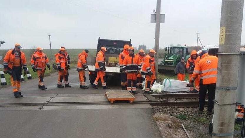 Nuostaba: vieną rytą į darbą skubėję žmonės išvydo geležinkelininkų desantą Kalotės pervažoje.