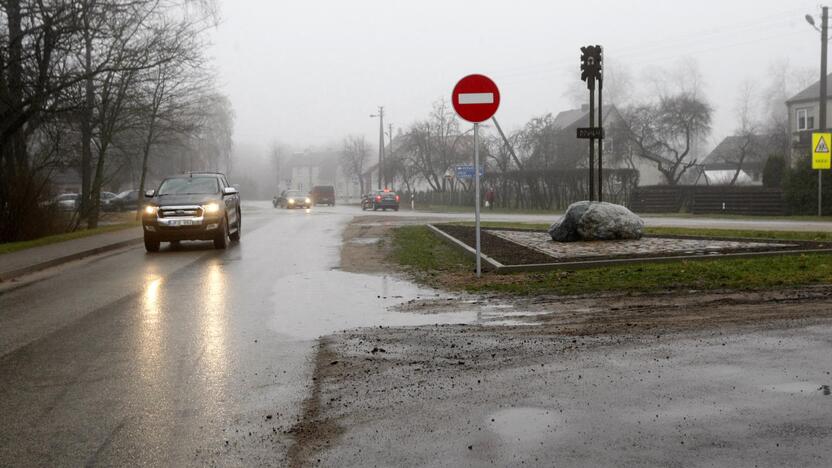 Pokyčiai: Dovilų miestelio centre, prie sankryžos, kurioje susikerta kelių krypčių gatvės, nuspręsta pertvarkyti eismo srautus.