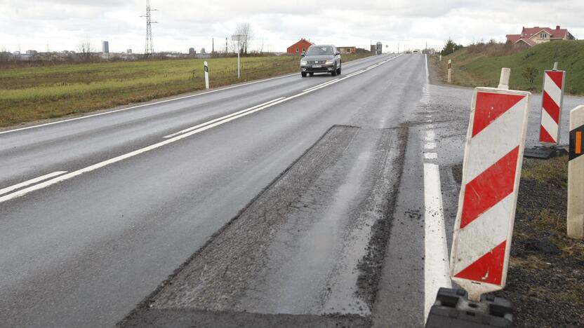 Neužteko: Jakų gyventojai juokauja, jog provėžas asfaltavę kelininkai pritrūko asfalto, nes nesugebėjo baigti darbų.