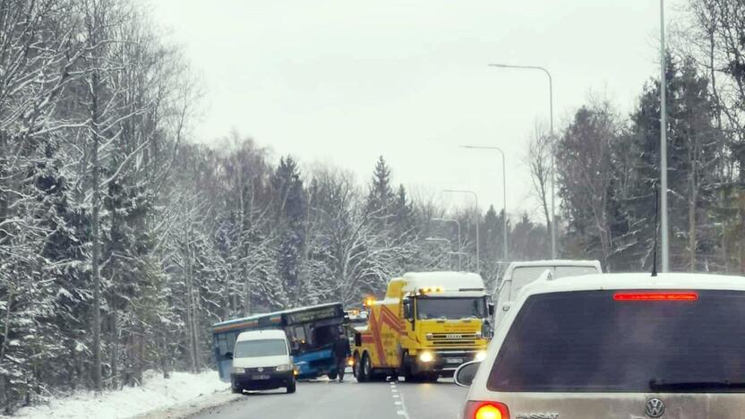 Pagalba: ant slidaus kelio neišsilaikiusį autobusą kranas iš griovio ištraukė tik pirmadienį.