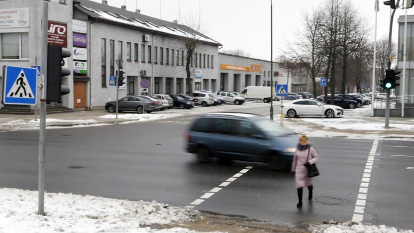 Akivaizdu: net ir tada, kai šviesoforas veikia įprastu režimu, šioje Minijos ir Rūtų gatvių sankryžoje, kur praėjusią savaitę žuvo moteris, pėstiesiems yra nesaugu.