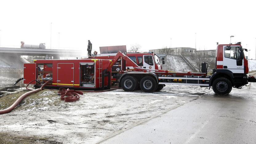 Patikrino: ugniagesiai išbandė, kaip veikia vandens siurblinė, ar tinkamai užsidaro vandens žarnų sklendės, išmėgino vandens spaudimą autocisternose.