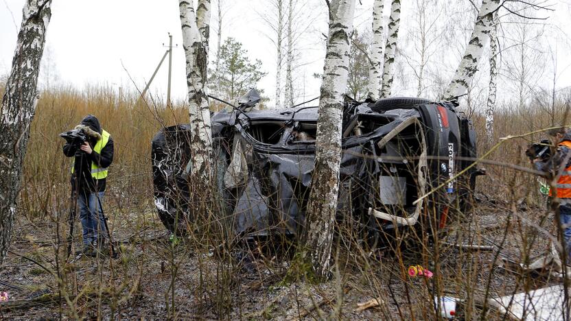 Pasekmės: neabejojama, kad 70 metrų nuo kelio nuskriejęs automobilis nevažiavo 50 kilometrų per valandą greičiu.