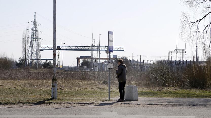 Vaizdas: "Vakarų" autobusų stotelėje autobuso keleiviai laukia po atviru dangumi.