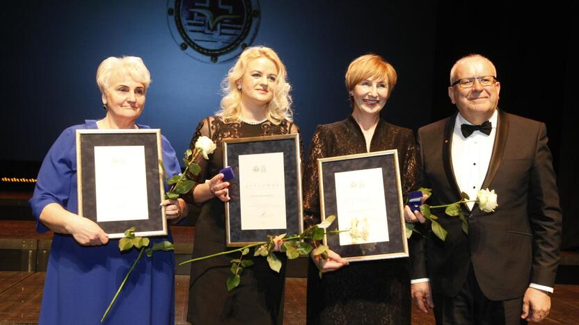 Apdovanojimai: profesijos lyderių ženklus ir diplomus J.Sąlyga įteikė gydytojai kardiologei D.Jarašūnienei, vyresniajai slaugytojai A.Makarienei, ūkvedei I.Zubienei.