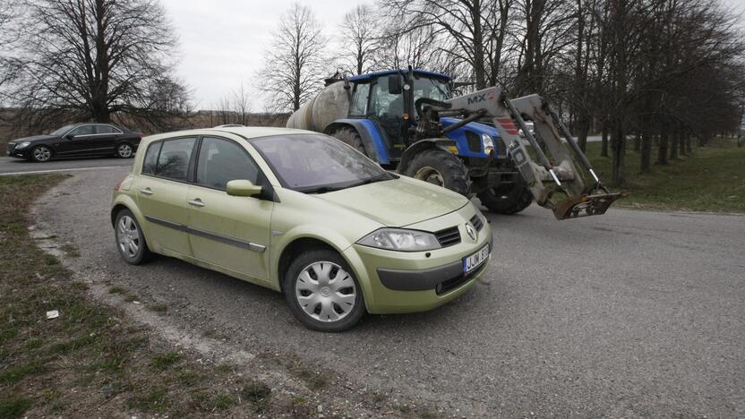 Pamiršo: jau savaitę automobilis stovi apsisukimo juostoje.