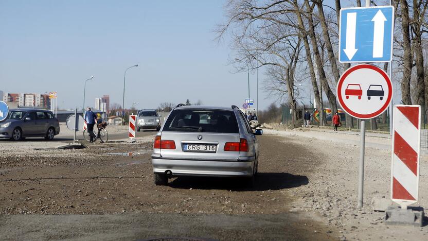 Eismas: Tilžės gatve važiuojančius klaipėdiečius jau kuris laikas pasitinka įspėjamieji ženklai apie apylankas.