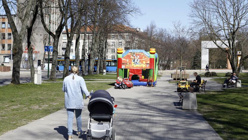 Pramogos: šiltuoju metų laiku verslininkai skuba išsiimti leidimų įvairioms paslaugoms. Vienas jų buvo sumanęs šioje vietoje pastatyti piramidę, tačiau leidimo negavo.