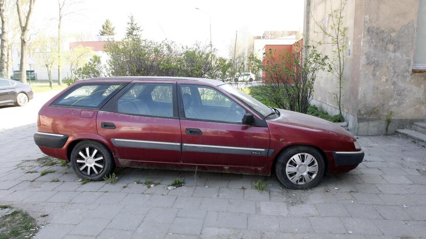 Vaizdas: pasak klaipėdiečių, kaimyninėje Latvijoje registruotas automobilis apleistas stovi jau pusmetį.