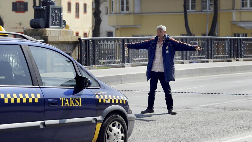 Nuostaba: girtas vyras užstojo mašinoms kelią, bet apie tai policijai niekas nepuolė pranešti.