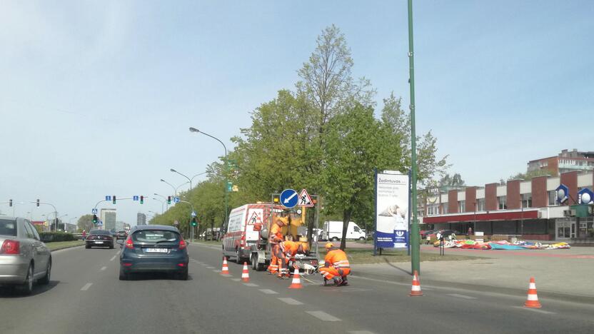 Darbai: kelininkai pradėjo ženklinti nublukusias gatves.