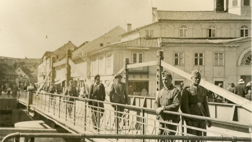 1939 m. pavasarį nacių užimta Klaipėda vokiečiams beveik iki pat Antrojo pasaulinio karo pabaigos tapo ramybės oaze, kur iš fronto atvykdavo pailsėti mūšių nualinti reicho kariškiai (Biržos tiltas, 1940-ieji).