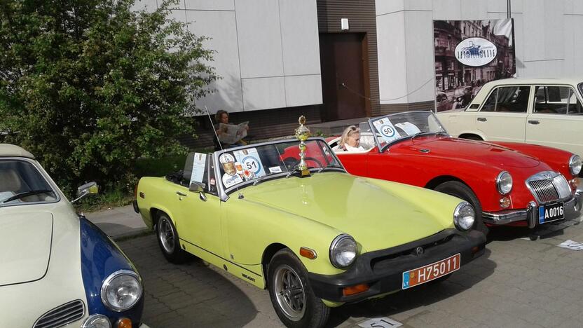 Trofėjus: ant automobilio "MG Midget 1500" (nr. 51) – nugalėtojo taurė.