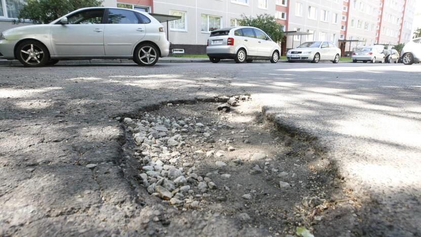 Bėda: vairuotojai piktinasi, kad dėl neužlygintos duobės kasdien kenčia jų automobiliai.