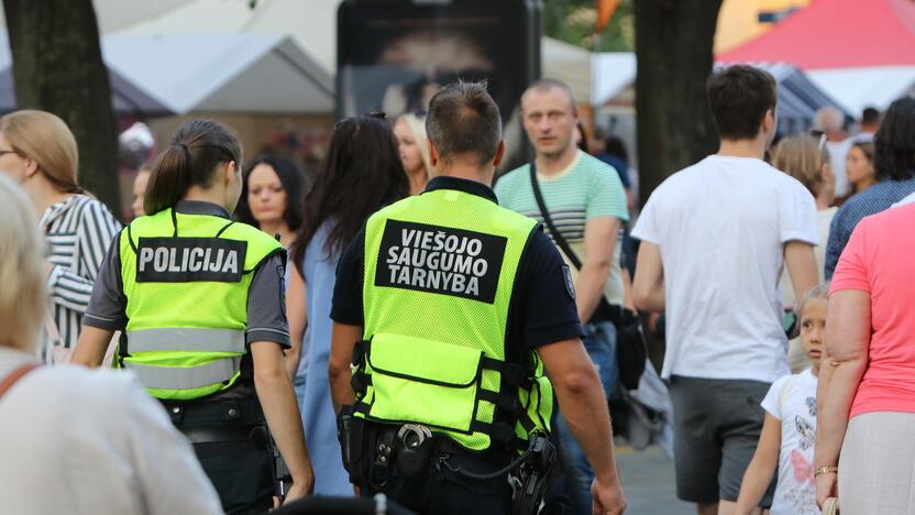 Tarnyba: policininkams teko ne tik ginti žmones, bet ir teikti socialinę pagalbą.