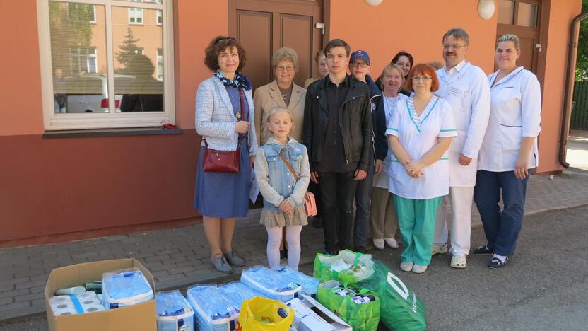 Ligoninės personalas džiaugėsi Klaipėdos stačiatikių visų rusų šventųjų parapijos tikinčiųjų dovanomis sunkiai sergantiems vienišiems pacientams.