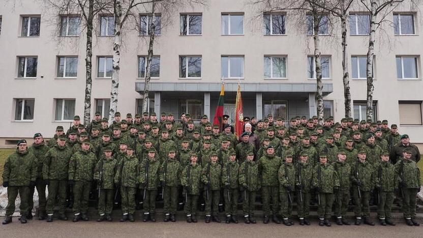 Šventė: po iškilmingos priesaikos ceremonijos kariūnai buvo įamžinti bendroje nuotraukoje.