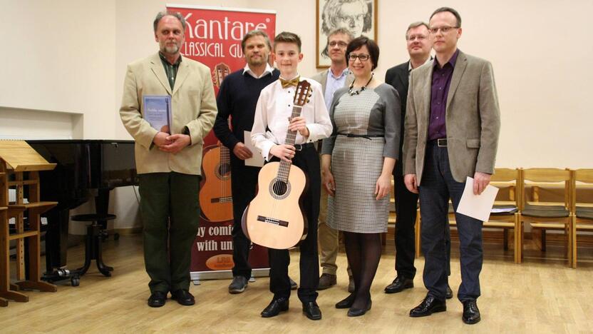 Laureatas: praėjusių metų konkurso „Cantabile“ nugalėtojas Augustas Poškus su konkurso komisija bei rėmėjais.