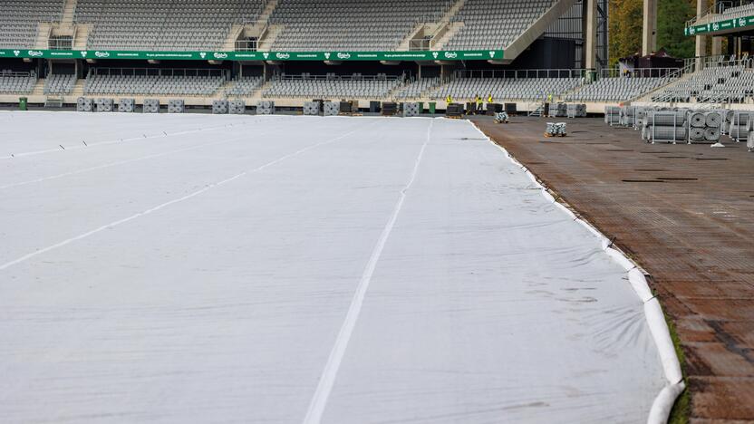 Dariaus ir Girėno stadiono veja uždengta agroplėvele