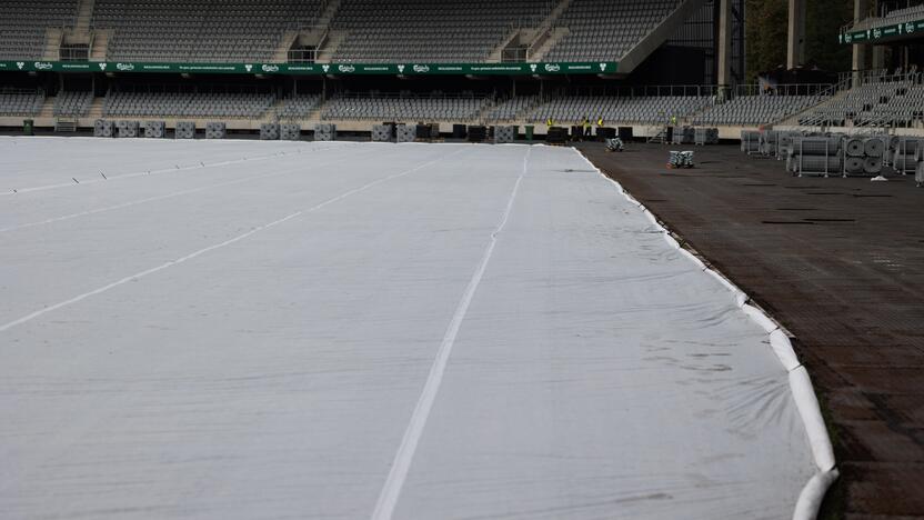 Dariaus ir Girėno stadiono veja uždengta agroplėvele