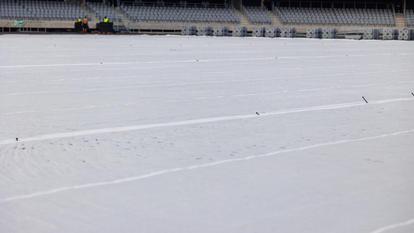 Dariaus ir Girėno stadiono veja uždengta agroplėvele