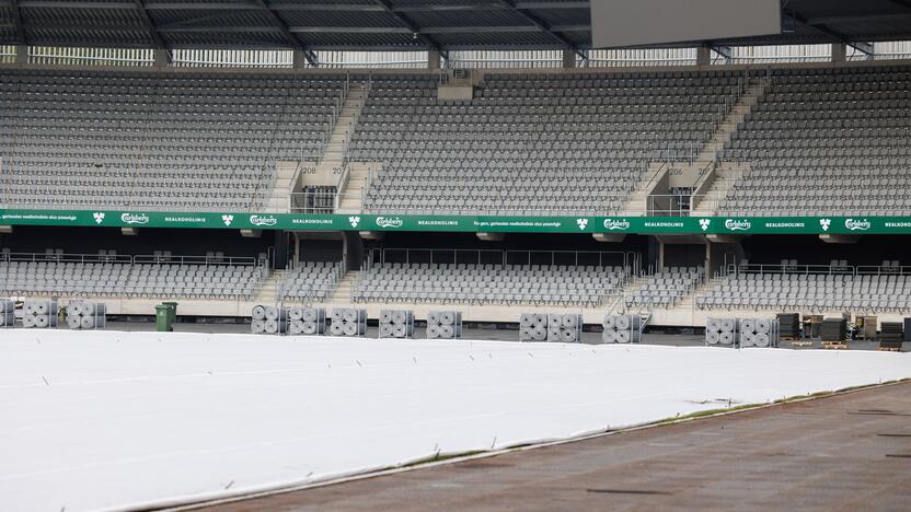 Dariaus ir Girėno stadiono veja uždengta agroplėvele