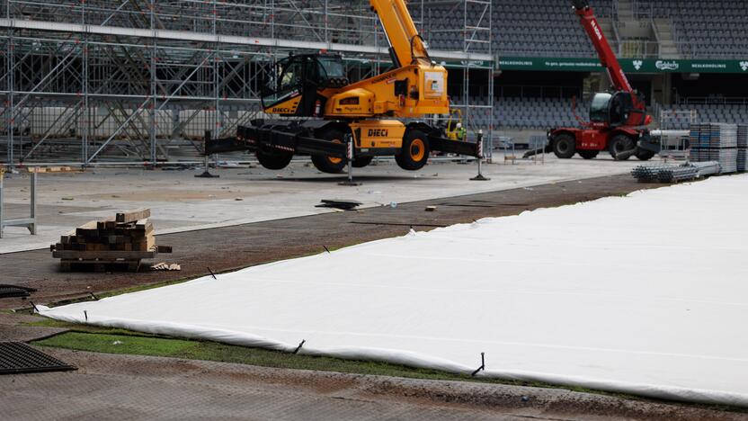 Dariaus ir Girėno stadiono veja uždengta agroplėvele