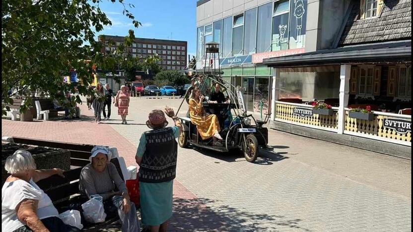 Smalsumas: klaipėdiečiai, išvydę šį neįprastą dviratį, sustoja pasižiūrėti ir pasiklausyti muzikos.