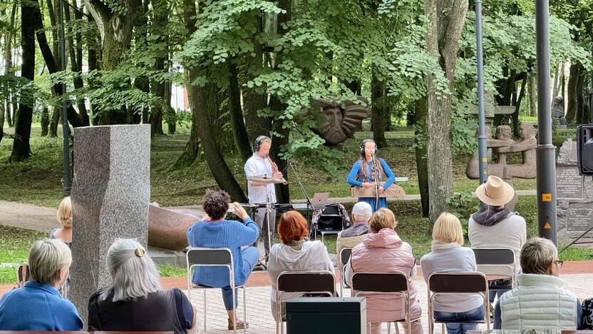 Dėmesys: Skulptūrų parke klaipėdiečius džiugino A. Zdanavičiūtės ir K. Lučinsko koncertas.