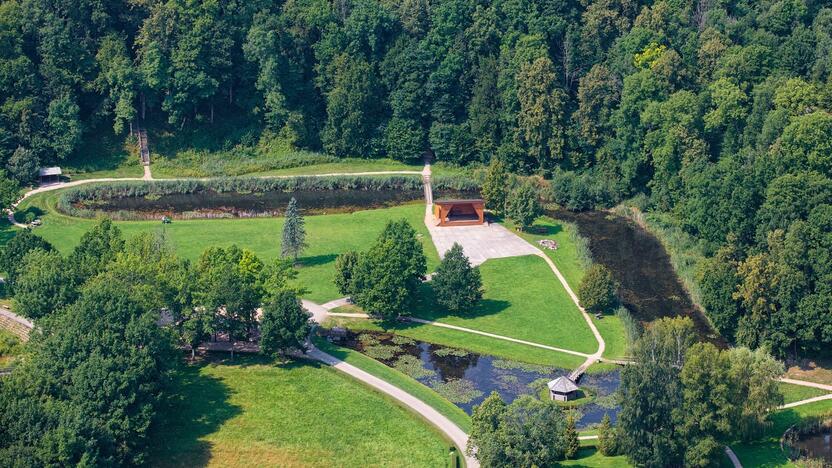 Erdvu: Lakštingalų slėnis, 2,9 ha plotą užimanti stovyklavietė ant Akmenos upės kranto, – puiki vieta poilsiui.