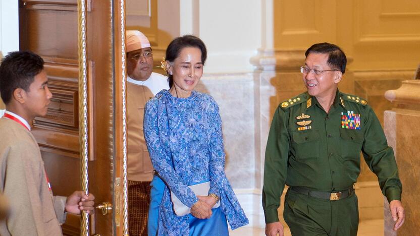 Aung San Suu Kyi (centre)