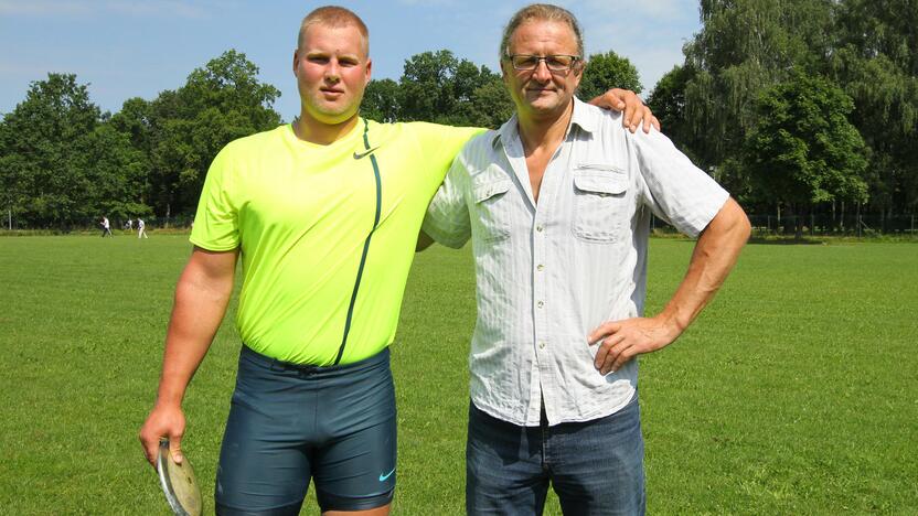 A.Gudžių treniruojantis V.Kidykas (dešinėje) mano, kad mokyklų sujungimas gali tapti smūgiu lengvajai atletikai.