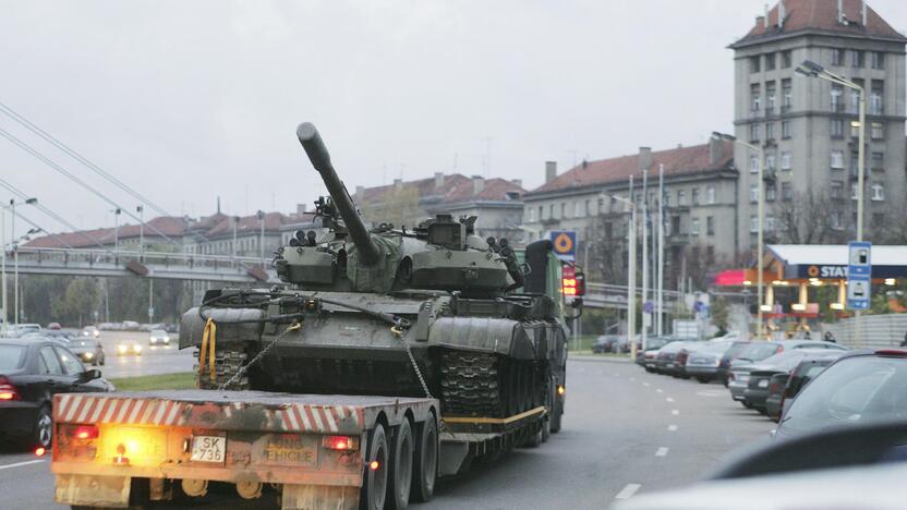 Neaišku, ar 2008 m. į Vilnių išgabenti karinės technikos eksponatai sugrįš į Kauną.