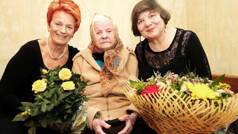 Ona Bacevičienė (centre) 