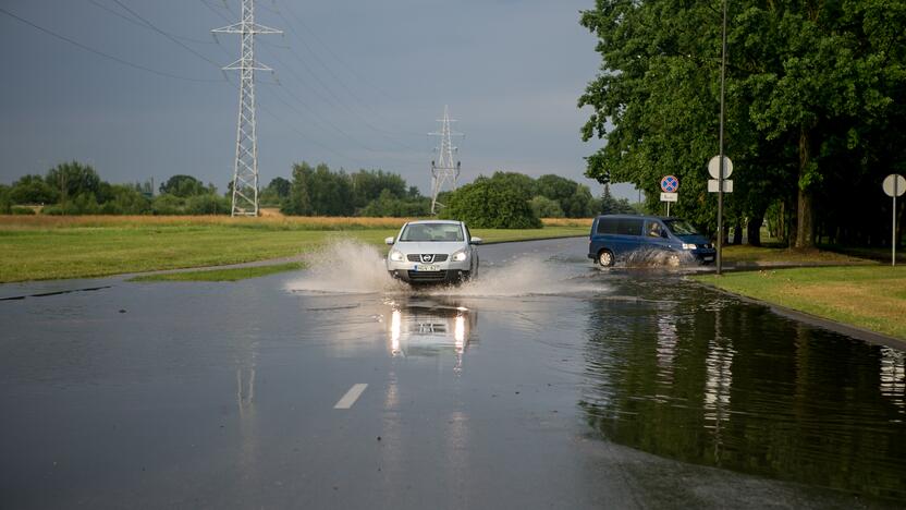 Po alinančios kaitros Kauną nuplovė liūtis