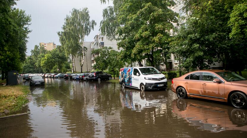 Po alinančios kaitros Kauną nuplovė liūtis