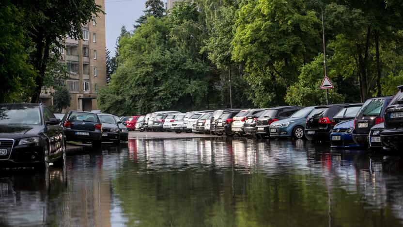 Po alinančios kaitros Kauną nuplovė liūtis