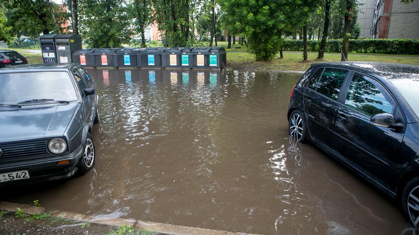 Po alinančios kaitros Kauną nuplovė liūtis