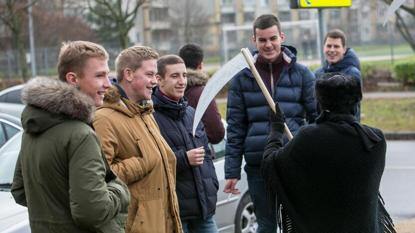 Šilainiuose rūkančius moksleivius gaudė trys giltinės