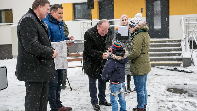 Naujai įrengti socialiniai būstai Bubiuose perduodami gyventojams