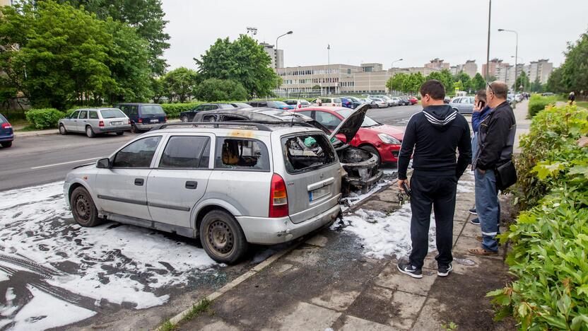 Šarkuvos g. sudegė du automobiliai