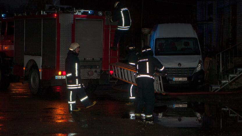 Eiguliuose užsidegė metalinis angaras